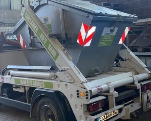 Fahrzeug mit Container in Halle