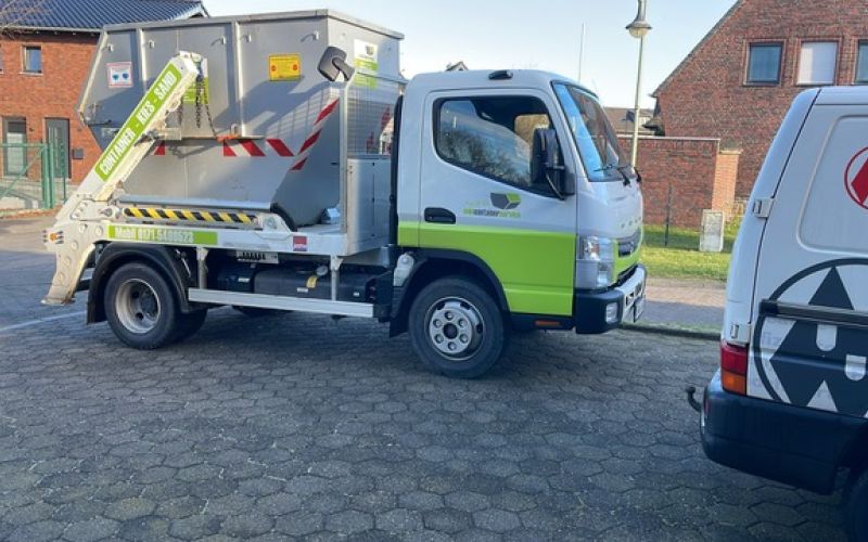 Mini Container auf Fahrzeug